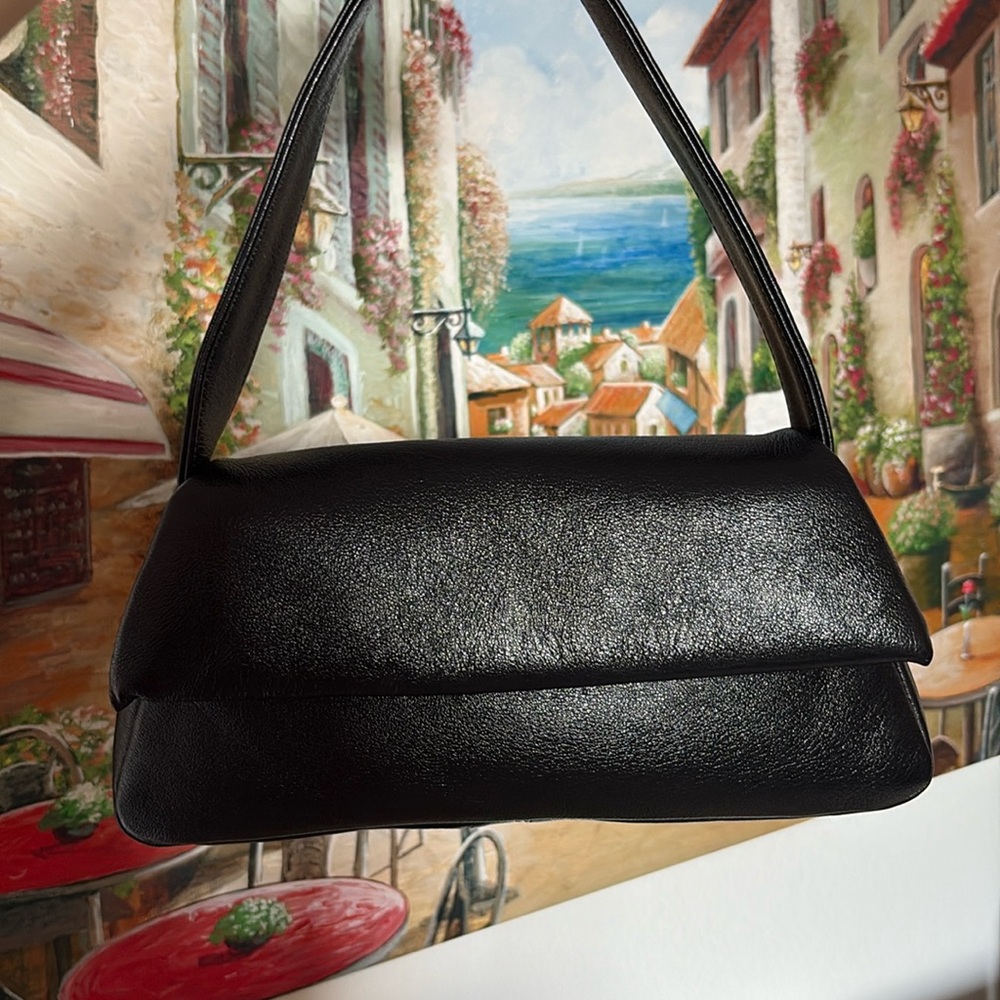 Liselle Kiss Black Leather Shoulder Bag Made in Italy ✨